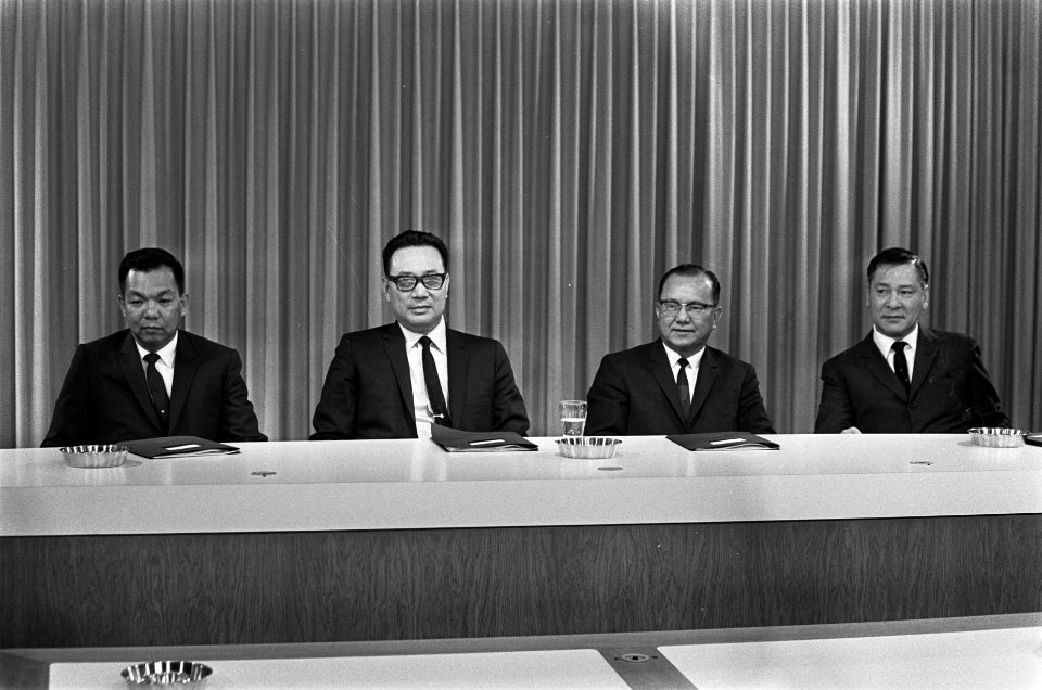 Aankomst Philippijnse financiele missie onder leiding van hr. E. Ocampo , direkt, Bestanddeelnr 921-1967