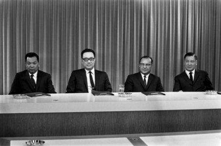 Aankomst Philippijnse financiele missie onder leiding van hr. E. Ocampo , direkt, Bestanddeelnr 921-1967