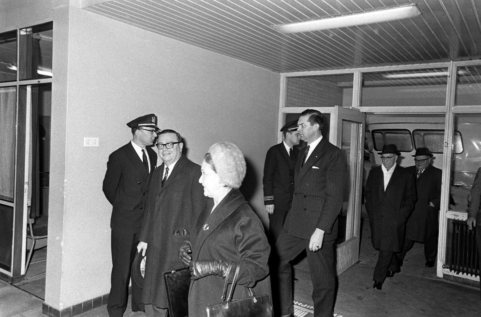 Aankomst premier Jonkheer en echtgenote op Schiphol (premier Nederlandse-Antille, Bestanddeelnr 918-8486