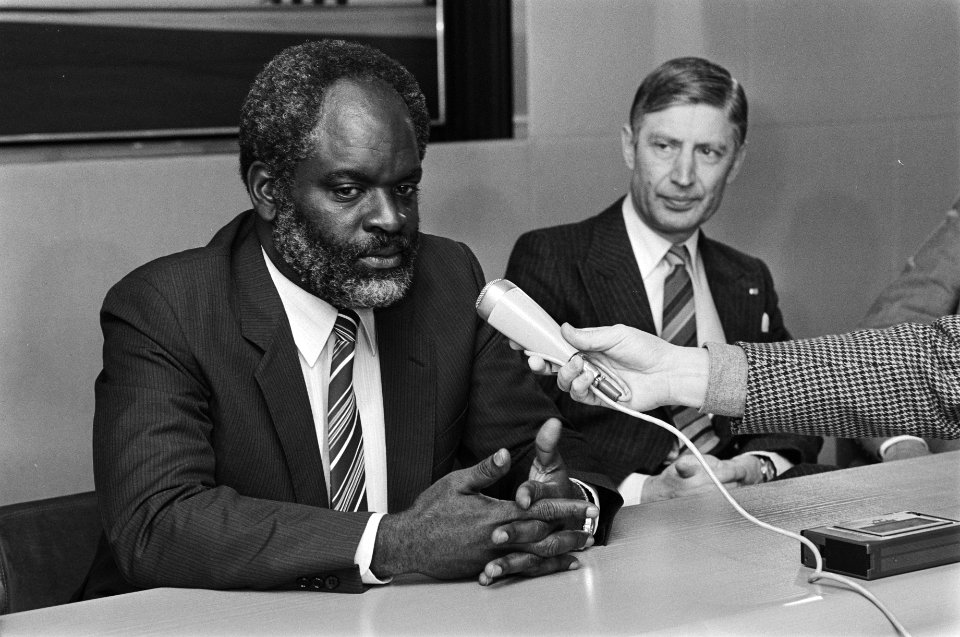Aankomst Premier Don Martina (Nederlandse Antillen) op Schiphol i.v.m. ronde-taf, Bestanddeelnr 931-3185