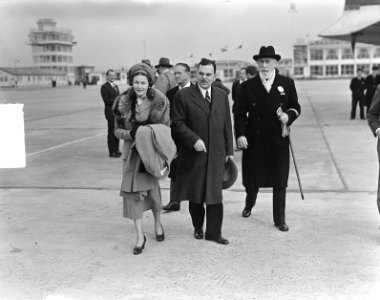 Aankomst op Schiphol wandelend, Bestanddeelnr 903-3841