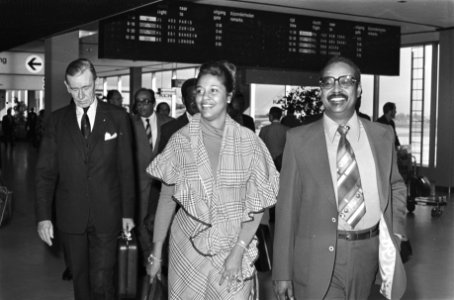 Aankomst premier Arron van Suriname (met vrouw) op Schiphol, Bestanddeelnr 929-1905