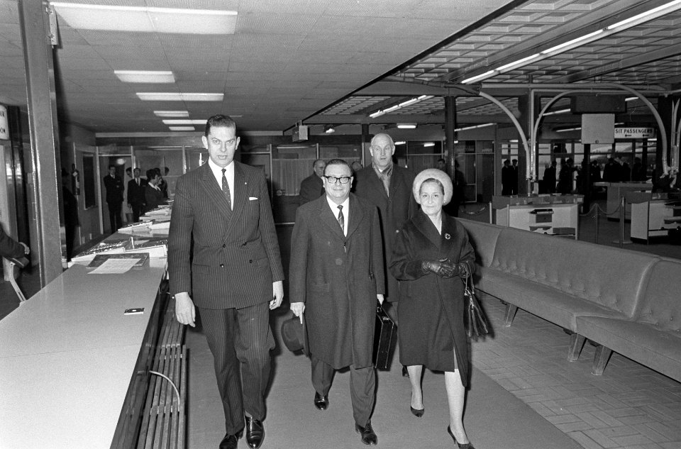 Aankomst premier Jonkheer en echtgenote op Schiphol (premier Nederlandse-Antille, Bestanddeelnr 918-8484