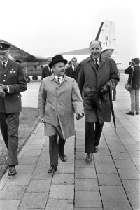 Aankomst Premier De Jong en Minister Luns op Ypenburg op platform Ypenburg, Bestanddeelnr 920-3643
