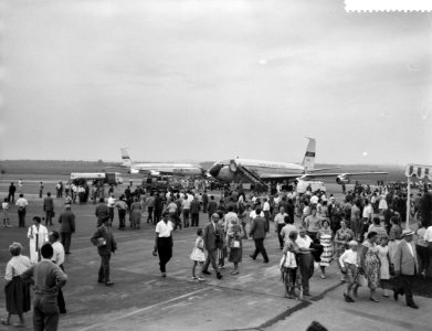 Aankomst President Eisenhower te Bonn, belangstelling voor het vliegtuig van Eis, Bestanddeelnr 910-6289