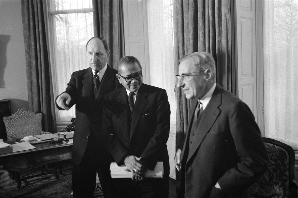 Aankomst Prins Abdoel Rahman op Ypenburg, vlnr prof De Quay , Abdoel Rahman, Bestanddeelnr 911-8189