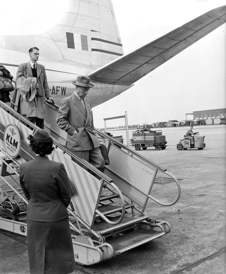 Aankomst president directeur I. A. Aler (KLM) op trap vliegtuig (na ramp Triton,, Bestanddeelnr 906-7019