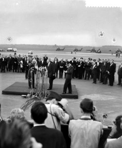 Aankomst President Eisenhower te Bonn, Adenauer dankt Eisenhower, Bestanddeelnr 910-6295