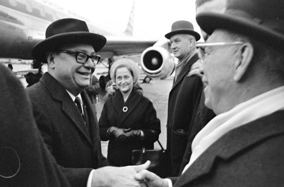 Aankomst premier Jonkheer en echtgenote op Schiphol (premier Nederlandse-Antille, Bestanddeelnr 918-8485