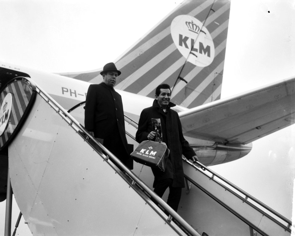Aankomst Trini Lopez op Schiphol voor bijwonen Grand Gala du Disque, Bestanddeelnr 915-6211