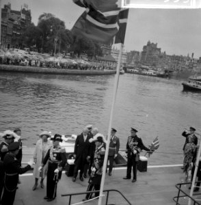 Aankomst van koning Olav voor Centraal Station in Amsterdam, Bestanddeelnr 916-8559