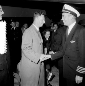 Aankomst van de DC 6A Liftmaster Ir. A. Damme op Schiphol, terug van de London, Bestanddeelnr 906-0556