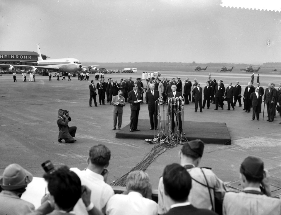 Aankomst President Eisenhower te Bonn, Adenauer houdt zijn welkomspeech, Bestanddeelnr 910-6290
