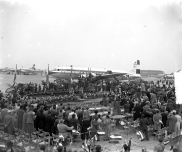 Aankomst van de DC 6A Liftmaster Ir. A. Damme op Schiphol, terug van de London, Bestanddeelnr 906-0552