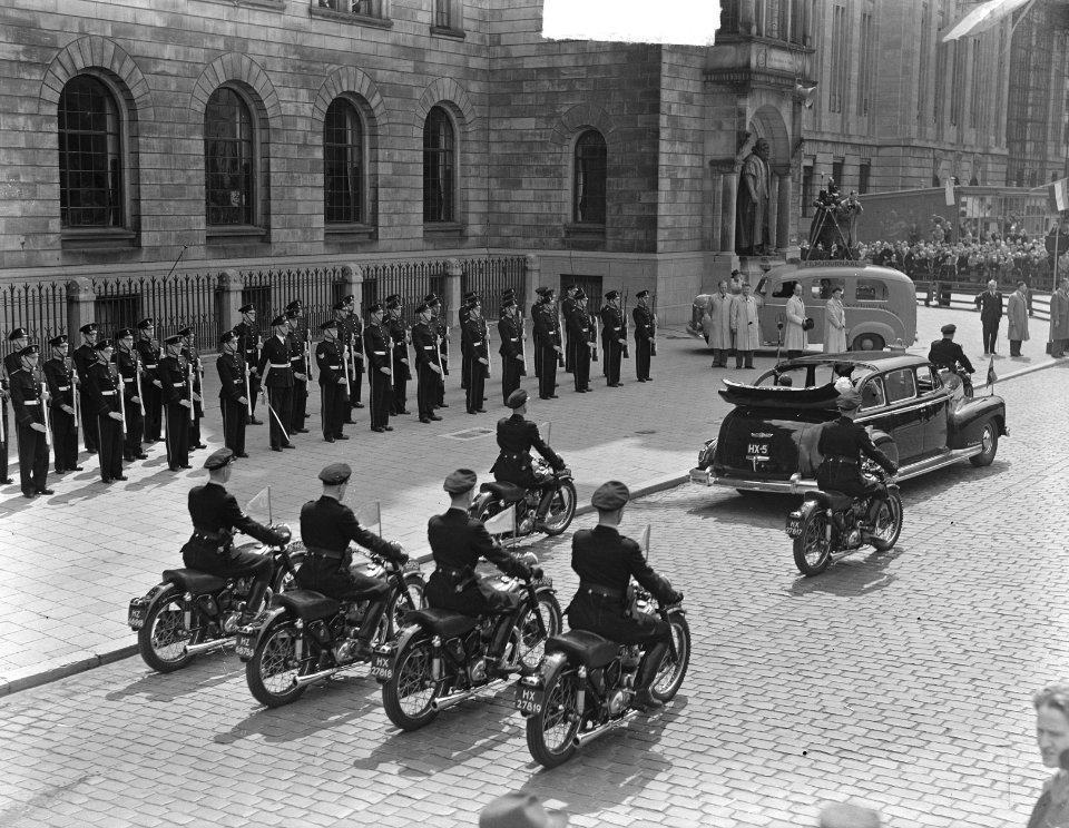 Aankomst van de auto met koningin Juliana bij het stadhuis, Bestanddeelnr 903-3825