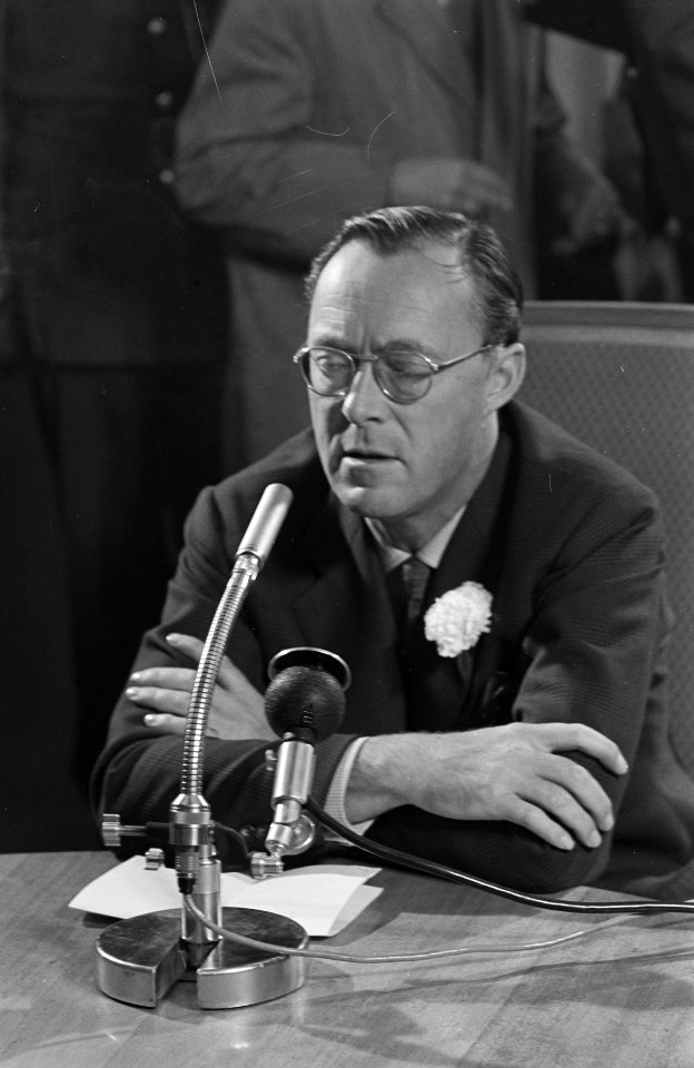 Aankomst van Prins Bernhard op Schiphol vanuit Zuid Amerika , Prins Bernhard tij, Bestanddeelnr 910-7966