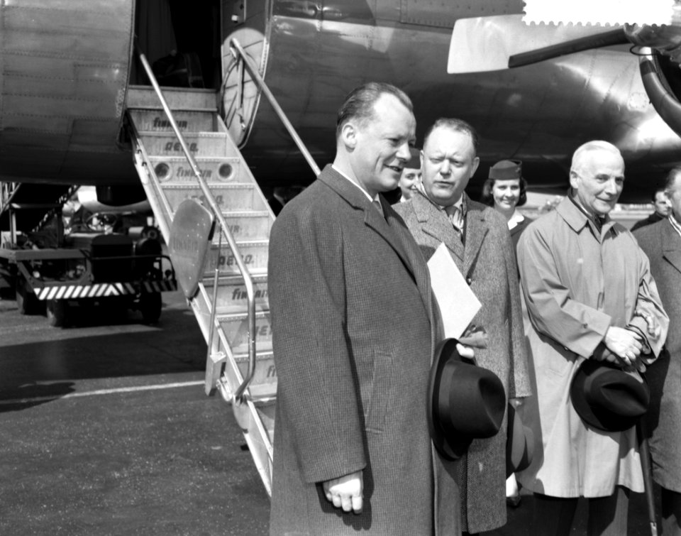 Aankomst van de burgemeester van West Berlijn Willy Brand op Schiphol, links Wil, Bestanddeelnr 910-2931