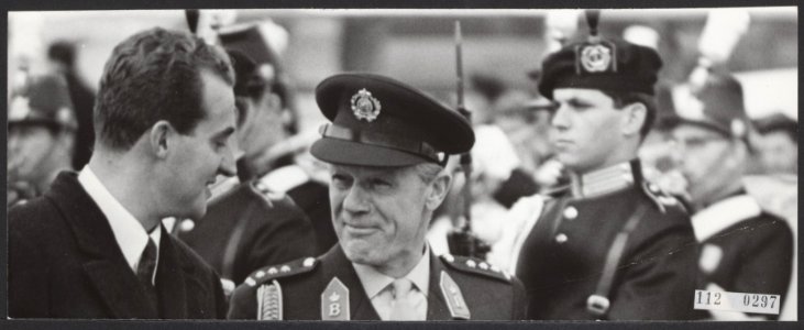 Aankomst van prins Juan Carlos op Schiphol. Samen met C.C. Geertsema (rechts), a, Bestanddeelnr 112-0297