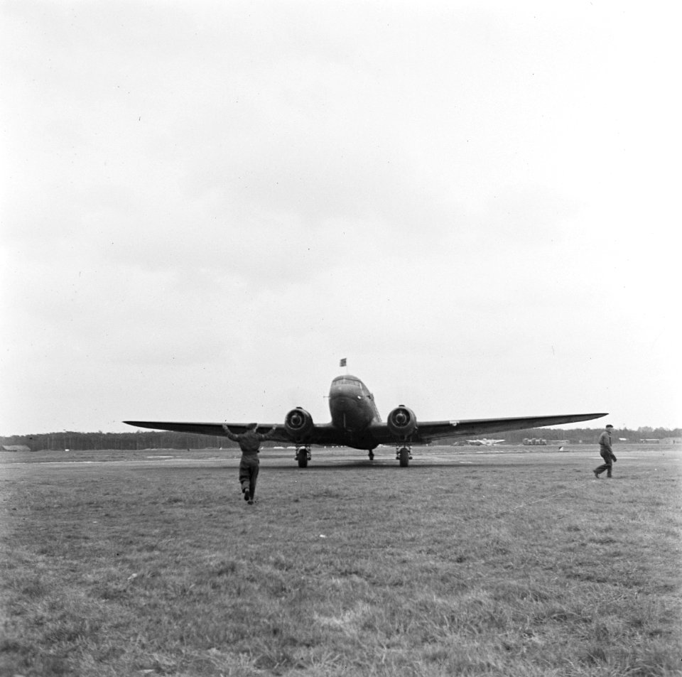 Aankomst van de Dakota met koningin en prinses op vliegveld Gilze-Rijen, Bestanddeelnr 900-2730