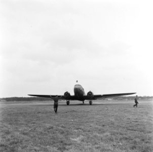 Aankomst van de Dakota met koningin en prinses op vliegveld Gilze-Rijen, Bestanddeelnr 900-2730
