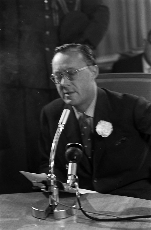 Aankomst van Prins Bernhard op Schiphol vanuit Zuid Amerika , Prins Bernhard tij, Bestanddeelnr 910-7967