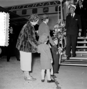 Aankomst van de DC 6A Liftmaster Ir. A. Damme op Schiphol, terug van de London, Bestanddeelnr 906-0555