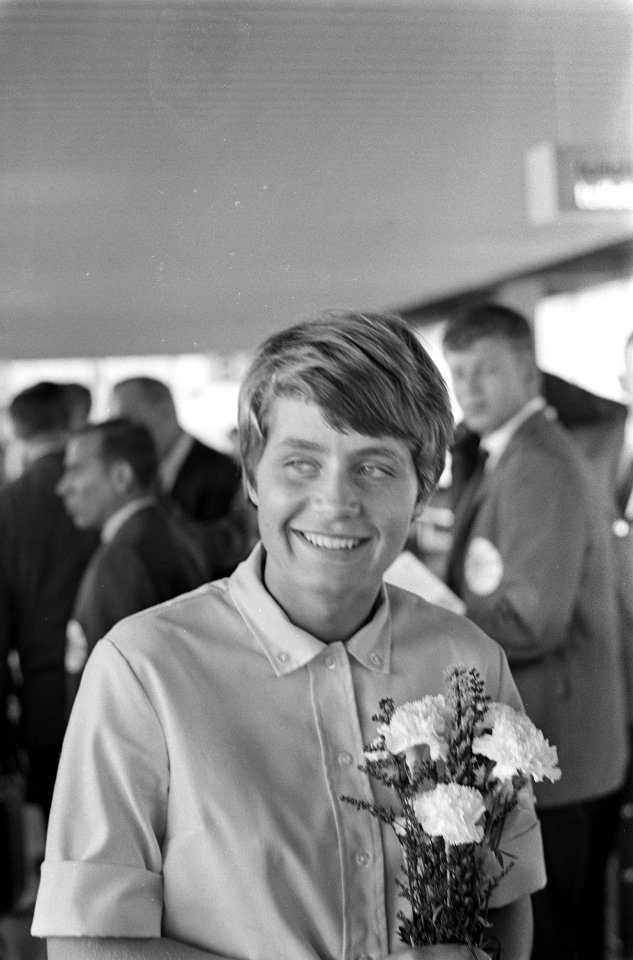 Aankomst Tsjechische zwemster Olga Kozicowa op Schiphol nummer 3, Bestanddeelnr 921-5191