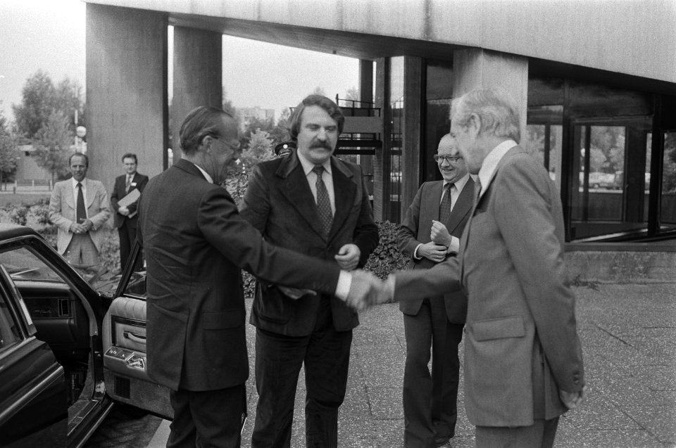 Aankomst van prins Bernhardt, burgemeester van der Louw (m), Bestanddeelnr 930-4244