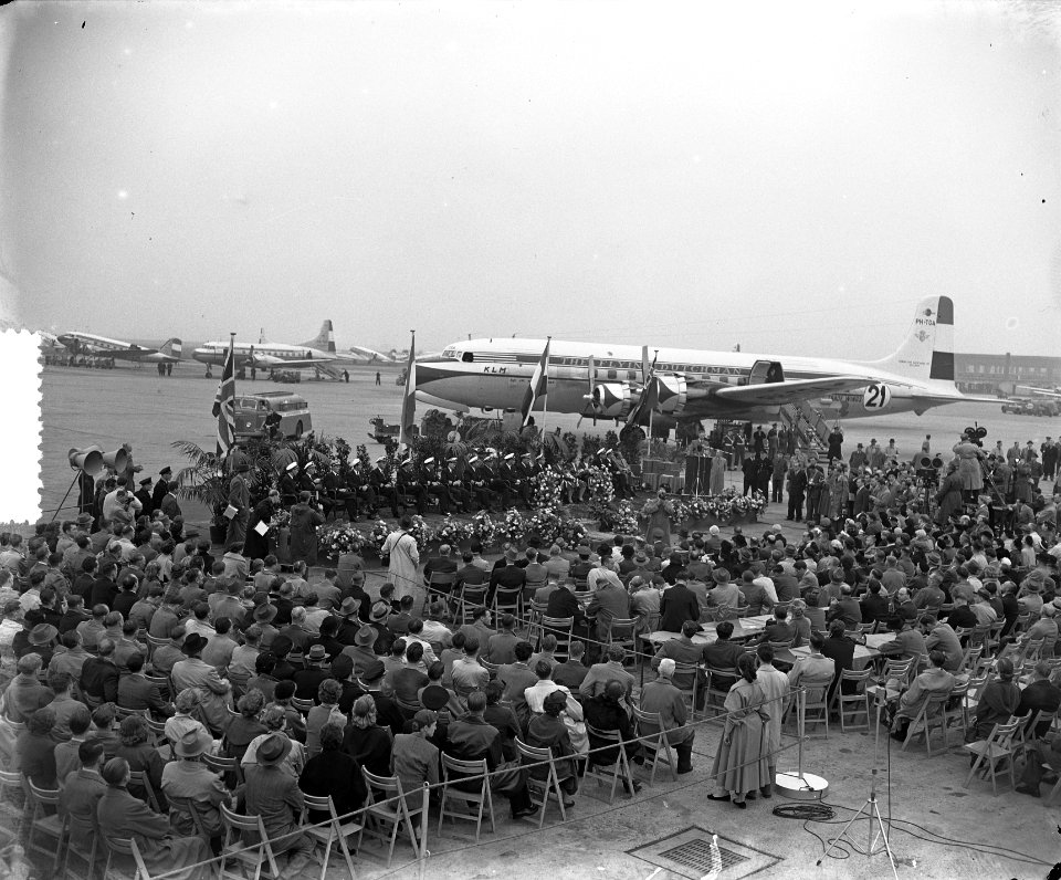 Aankomst van de DC 6A Liftmaster Ir. A. Damme op Schiphol, terug van de London, Bestanddeelnr 906-0551