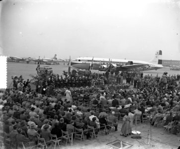 Aankomst van de DC 6A Liftmaster Ir. A. Damme op Schiphol, terug van de London, Bestanddeelnr 906-0551