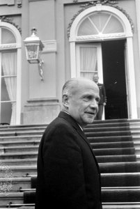 Aankomst van de fractievoorzitter van de PvdA drs. G.H. Nederhorst bij Paleis Hu, Bestanddeelnr 919-6921
