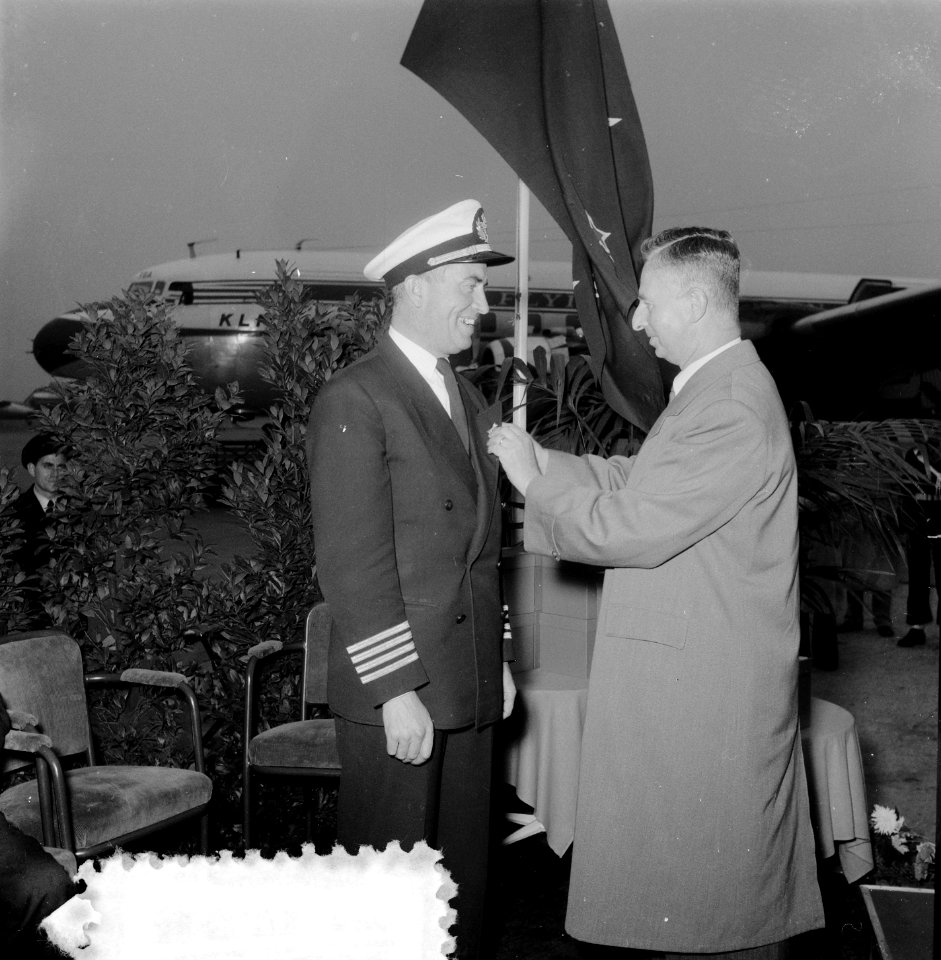 Aankomst van de DC 6A Liftmaster Ir. A. Damme op Schiphol, terug van de London, Bestanddeelnr 906-0554