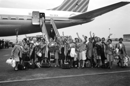 Aankomst van Dames Hockeyploeg op Schiphol uit Amerika, Bestanddeelnr 915-6381