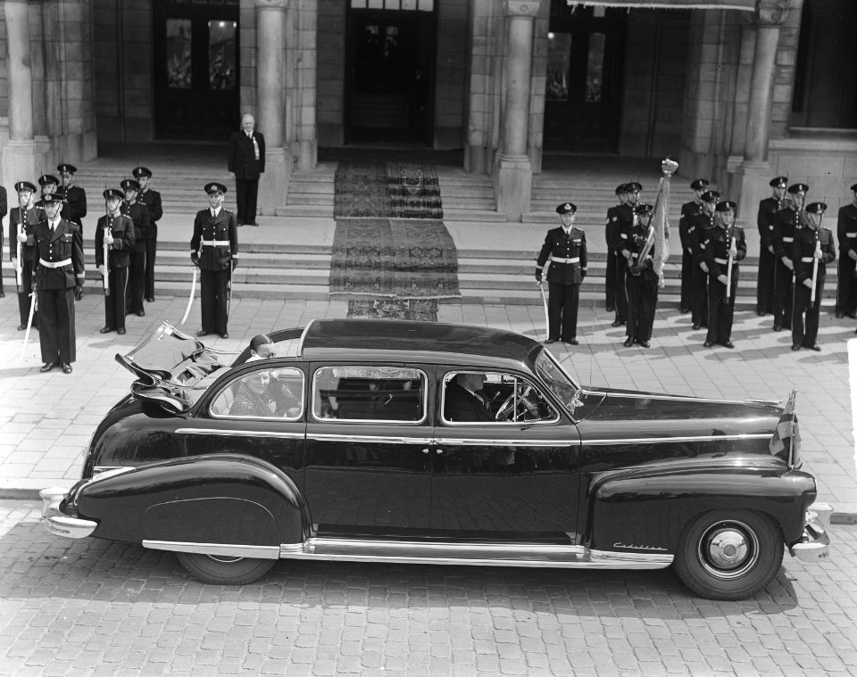 Aankomst van de auto met koningin Juliana bij het stadhuis, Bestanddeelnr 903-3826