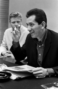 Aankomst Trini Lopez op Schiphol voor bijwonen Grand Gala du Disque Trini Lope, Bestanddeelnr 915-6215