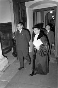 Aankomst van burgemeester Gijsbert van Hall en Rector Magnificus prof. mr. Johan, Bestanddeelnr 919-5739
