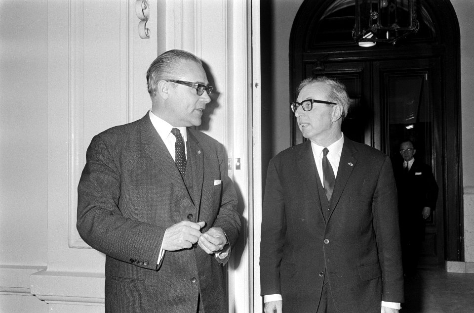 Aankomst van burgemeester Herman Bernard Jan Witte (l) van Eindhoven op het mini, Bestanddeelnr 919-8008