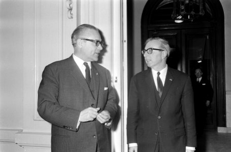 Aankomst van burgemeester Herman Bernard Jan Witte (l) van Eindhoven op het mini, Bestanddeelnr 919-8008
