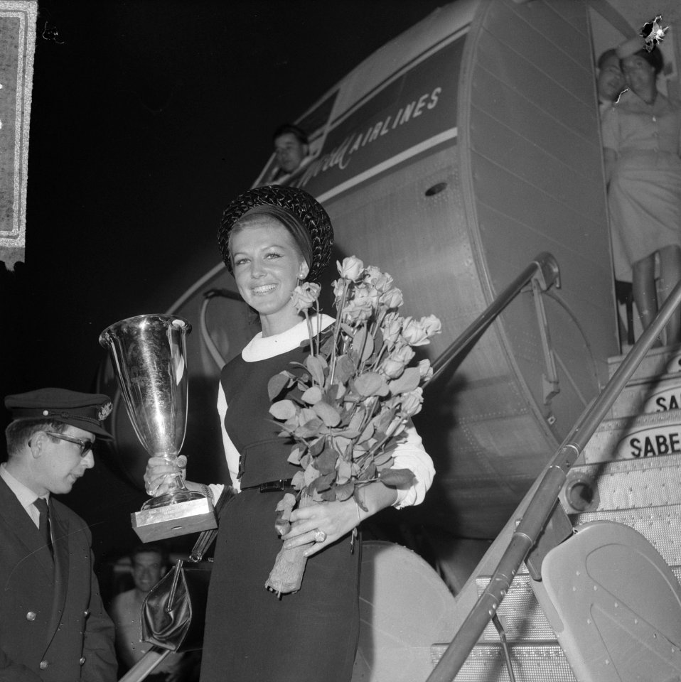 Aankomst van Elly Koot (miss Europa) op Schiphol, Bestanddeelnr 916-5376