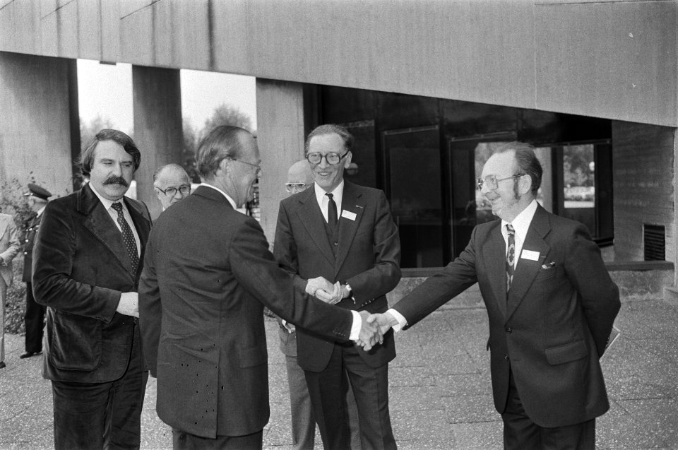 Aankomst van prins Bernhardt, burgemeester van der Louw (l), Bestanddeelnr 930-4243