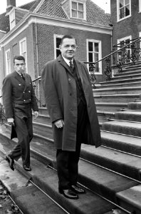 Aankomst van de fractievoorzitter van de CHU dhr. H.K.J. Beernink bij Paleis Hui, Bestanddeelnr 919-6931