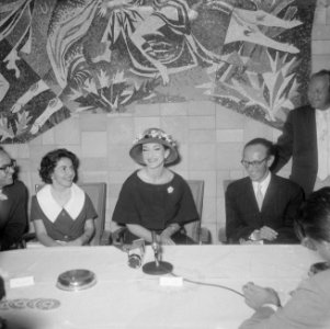 Aankomst van de zangeres Maria Meneghini Callas op Schiphol Maria Callas tijden, Bestanddeelnr 910-5058