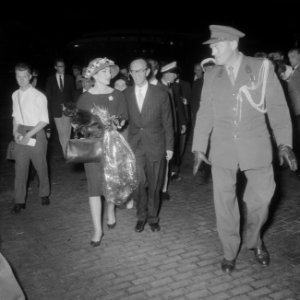 Aankomst van de zangeres Maria Meneghini Callas op Schiphol Maria Callas met de, Bestanddeelnr 910-5056