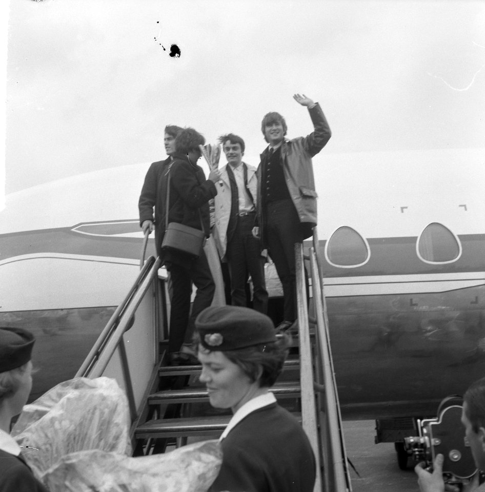Aankomst van de Beatles op Schiphol, hier nog op de vliegtuigtrap, Bestanddeelnr 916-5118