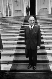 Aankomst van de fractievoorzitter van de KVP drs. N. Schmelzer bij Paleis Huis t, Bestanddeelnr 919-6932