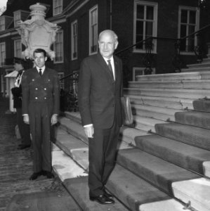 Aankomst van de fractievoorzitter van de PvdA drs. G.H. Nederhorst bij Paleis H…, Bestanddeelnr 919-6919