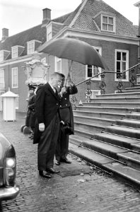 Aankomst van de fractievoorzitter van de GPV dhr. P. Jongeling bij Paleis Huis t, Bestanddeelnr 919-6937