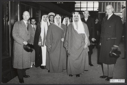 Aankomst van prins Misjal van Saoedie-Arabië in den Haag op station HS. Tweede v, Bestanddeelnr 112-0155