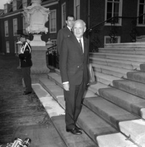 Aankomst van de fractievoorzitter van de PvdA drs. G.H. Nederhorst bij Paleis H…, Bestanddeelnr 919-6920