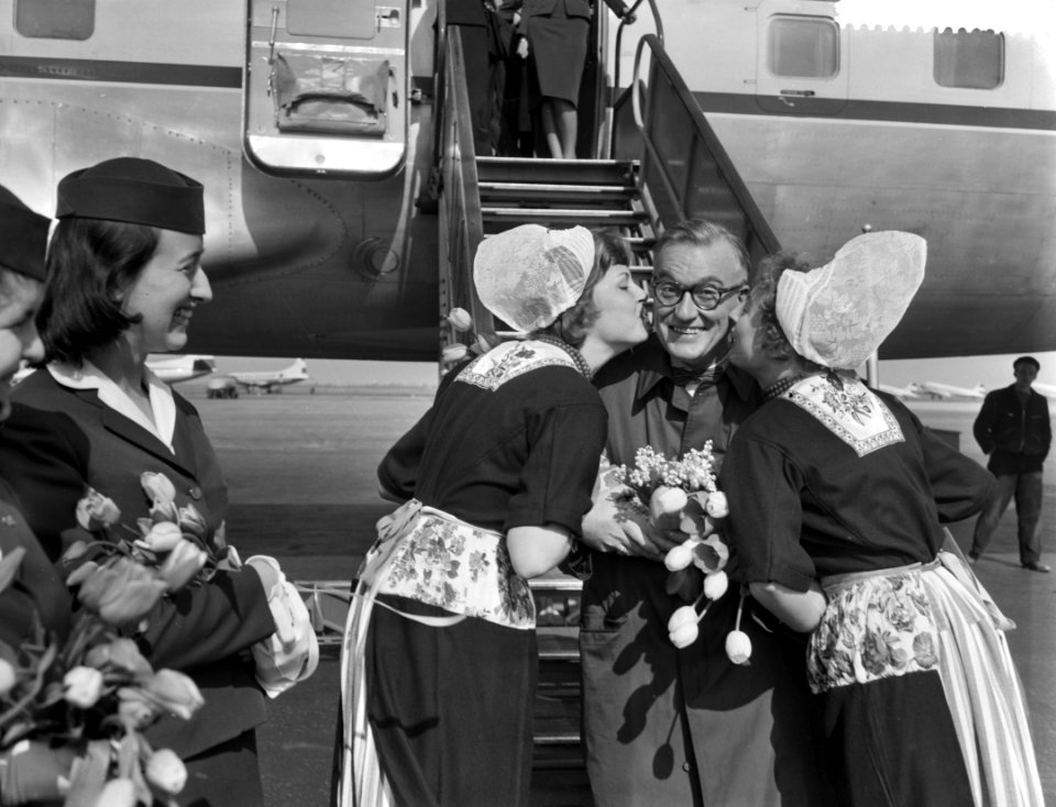 Aankomst van Britse televisiemedewerker Dave Garroway op Schiphol, na zijn aanko, Bestanddeelnr 910-3157